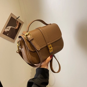Borsa a tracolla retrò in pelle marrone con manico e chiusura metallica quadrata dorata