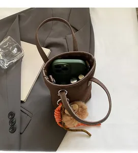 Vue de dessus du sac seau léopard vintage montrant l'espace intérieur pour téléphone et maquillage