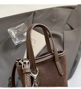 Détail du sac léopard vintage avec texture en daim et finitions en cuir de lychee