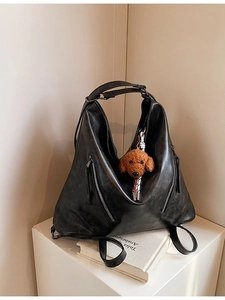 Versatile borsa tote nera retrò con ciondolo a orsetto, ambientazione elegante