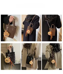 Vues détaillées de mini sacs fourre-tout avec pendentif en peluche et bandoulière réglable
