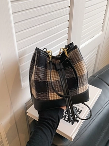 Sac seau à carreaux d'automne chic avec garniture en cuir et détails dorés