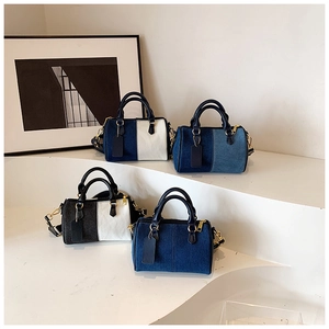 Collezione di mini borse boston in denim bicolore con eleganti dettagli in metallo