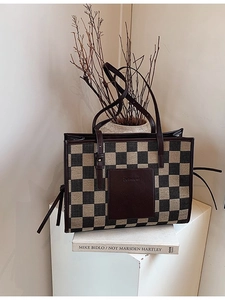Minimalist checkered tote bag with leather pocket and large capacity for women