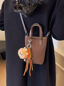 Mini sac seau rétro marron mat avec breloque monstre en peluche et bandoulière chic