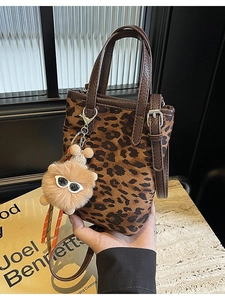 Mini cabas vintage à imprimé léopard avec breloque peluche et anses en cuir