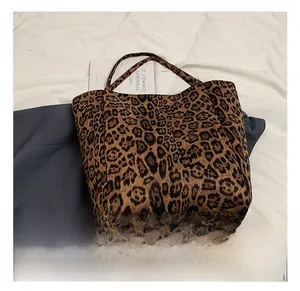 Détail montrant le motif léopard et la texture du tissu épais du sac cabas fourre-tout