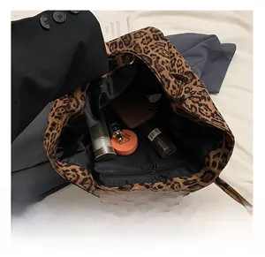 Intérieur spacieux du sac cabas léopard avec poche zippée et grande capacité de rangement