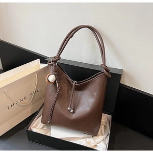 Borsa a secchiello in pelle marrone con ciondolo da baseball e confezione regalo