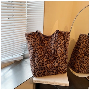 Vue détaillée du grand sac cabas à imprimé léopard dans un intérieur moderne épuré