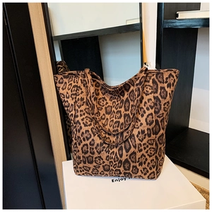Détail du grand sac cabas avec imprimé léopard posé sur un support de présentation