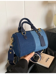 Borsa boston patchwork in denim classico con manici in pelle e tracolla larga