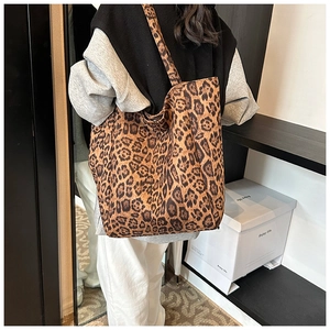 Grand sac cabas à imprimé léopard porté à l'épaule pour un style décontracté chic