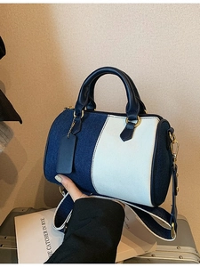 Borsa Boston in denim patchwork con tracolla larga e dettagli metallici dorati
