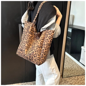 Sac fourre-tout léopard sur un mannequin montrant la grande capacité et le style