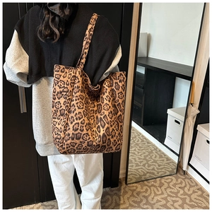 Détail du sac cabas à imprimé léopard avec sa bandoulière large et confortable