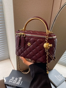 Klassische burgunderrote Stepptasche mit goldener Kamelie und Kettenriemen