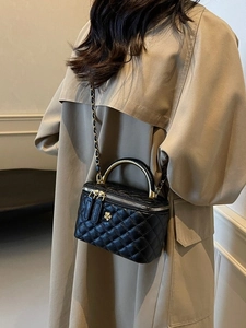 Elegante schwarze gesteppte Vanity Bag mit goldener Kette und Blumenapplikation