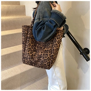 Détail du sac cabas à imprimé léopard montrant la texture du tissu et la vue de côté