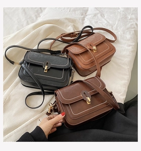 Trois sacs à bandoulière vintage en noir, marron et café avec détails de surpiqûres