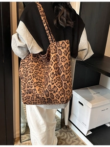Grand sac cabas léopard pour femme avec des motifs classiques marron et noirs