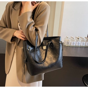 Detailaufnahme einer großen schwarzen Shopper-Tasche mit Vintage-Ölwachs-Lederstruktur