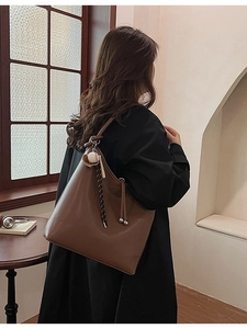 Borsa a Spalla in Pelle PU a Grande Capacità per Donna Retro Tinta Unita Borsa a Secchiello Con Ciondolo Quotidiana Casual
