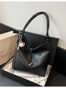 Secchiello vintage in pelle nera con coulisse e ciondolo da baseball in confezione