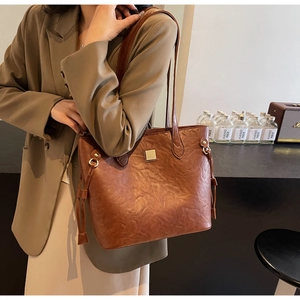 Details der vintage braunen Shopper-Tasche mit goldenen Beschlägen und Quasten