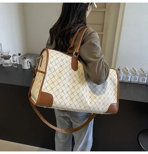 Lifestyle-Foto der großen Reisetasche mit braunem geometrischem Gittermuster und Riemen