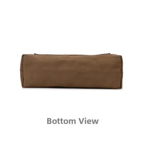 Vista detallada del fondo del bolso de lona marrón con costuras reforzadas y la textura