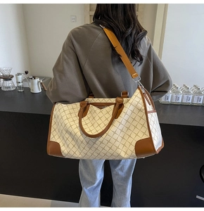 Detail der großen Reisetasche mit abnehmbarem breitem Schultergurt und Karomuster