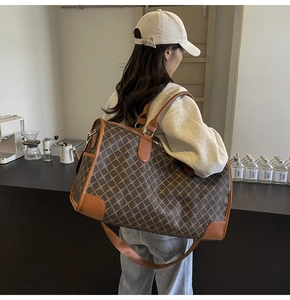 Detail der Reisebag mit Karomuster, Ledergriffen und verstellbarem Schultergurt-Design