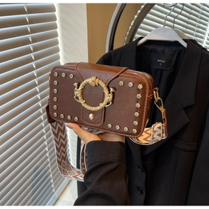 Details der braunen Vintage-Tasche mit goldener Leoparden-Schnalle und Mustergurt
