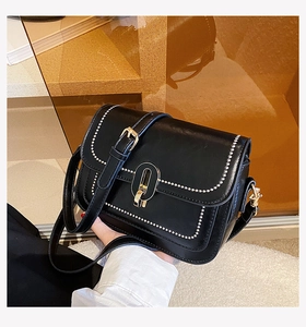 Détails du sac bandoulière noir avec bordure perlée et fermoir ovale doré
