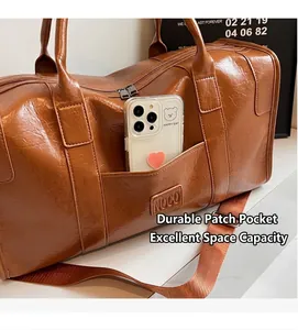 Detalle de bolsa de viaje marrón con bolsillo frontal y móvil mostrando gran capacidad