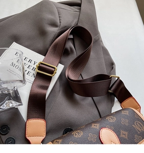 Nahaufnahme der braunen Vintage-Monogramm-Tasche mit breitem Gurt und Goldakzenten