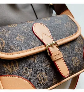Detailaufnahme der Vintage-Tasche mit Monogramm-Canvas und goldener Schnalle