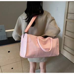 Bolso de viaje rosa de cuero brillante con correa ajustable y asas superiores