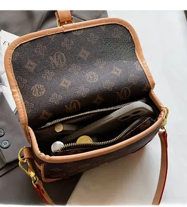 Detailansicht des geräumigen Innenfachs der braunen Retro-Umhängetasche für Damen