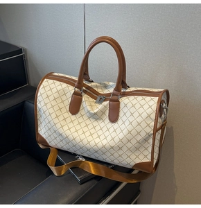 Detailansicht der Reisetasche mit Rautenmuster, Lederbesatz und doppeltem Reißverschluss