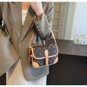 Detailansicht der Vintage-Umhängetasche mit Monogramm-Muster und Lederbesatz