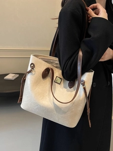 Minimalistische beige PU-Leder Shopper Tasche mit braunen Trägern und Metallschnalle