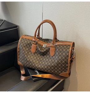 Detail der Reisetasche mit geometrischem Muster, Silberbeschlägen und Tragegurt