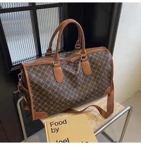Detail der Reisetasche mit geometrischem Muster, Ledergriffen und silbernen Reißverschlüssen