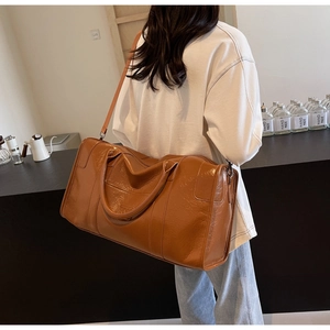 Bolso de viaje de cuero sintético marrón con asas dobles y correa de hombro extraíble