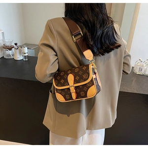 Details der Vintage-Umhängetasche mit MQ-Monogramm und breitem Schulterriemen