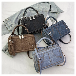 Detail von vier Denim-Schultertaschen mit Jeans-Taschen und Metallnieten-Elementen