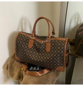 Detailansicht der großen Boston Reisetasche mit braunem Gittermuster und Lederriemen