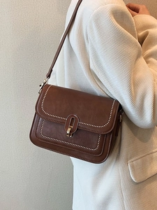 Sac bandoulière vintage en cuir marron avec bordure perlée et fermoir métallique chic